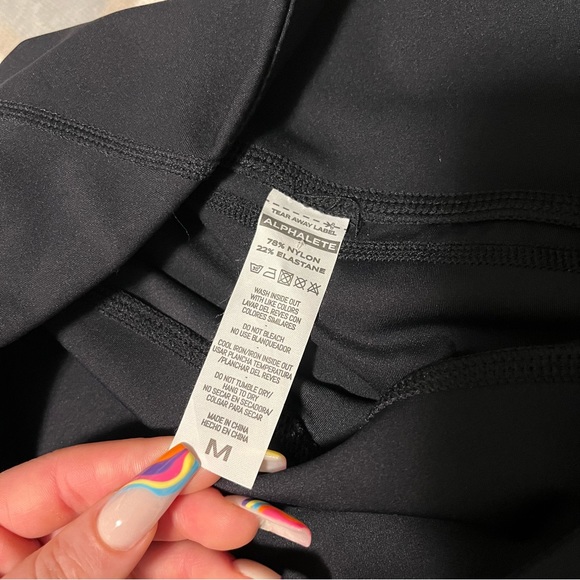 ✨SOLD✨Alphalete Pulse Surge Shorts 4” Size Medium - Picture 7 of 7